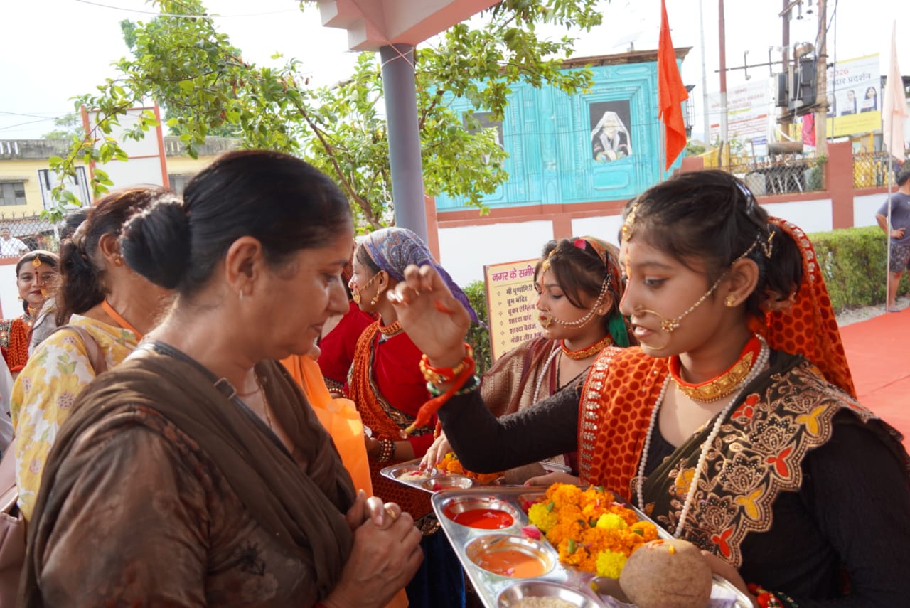 टनकपुर पहुंचा कैलाश मानसरोवर यात्रा का पहला जत्था, आज सीएम धामी दिखाएंगे हरी झंडी, 51 सदस्यीय दल का छोलिया नृत्य और पुष्पवर्षा से हुआ भव्य स्वागत, देश के 13 राज्यों से पहुंचे शिवभक्त।