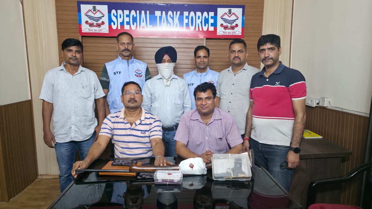उत्तराखंड STF का बड़ा एक्शन: फर्जी शस्त्र लाइसेंस सिंडिकेट का एक और आरोपी गिरफ्तार, ऑपरेशन प्रहार में अब तक 13 गिरफ्तारी।