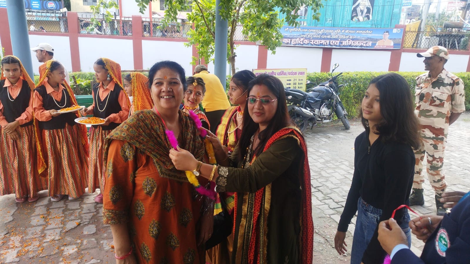 टनकपुर में कैलाश मानसरोवर यात्रा के दूसरे जत्थे का पारंपरिक और भव्य स्वागत, 11 राज्यों के 47 श्रद्धालु शामिल।
