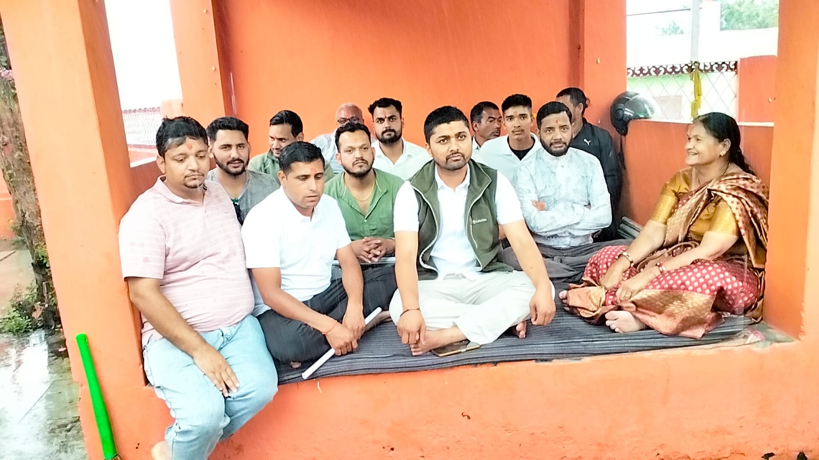 राम मंदिर और बदरीनाथ चोरी प्रकरण पर कांग्रेस ने गोलू देवता की अदालत में लगाई गुहार,   गोलू देवता मंदिर में घात डालकर की न्याय की प्रार्थना, बोले भगवान के दरबार में चोरी करने वालों को मिले कठोर दंड, सच्चाई जल्द आए सामने।