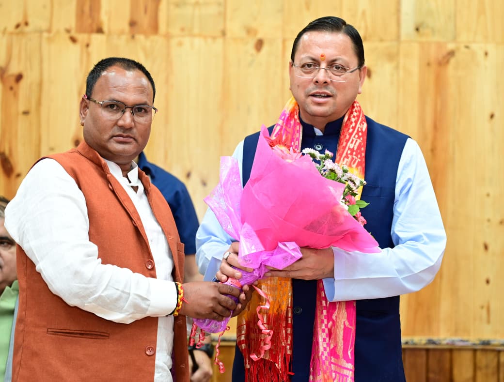 मुख्यमंत्री धामी से मिले पालिकाध्यक्ष विमल रावल, गंगोलीहाट के विकास को लेकर सौंपा विस्तृत ज्ञापन