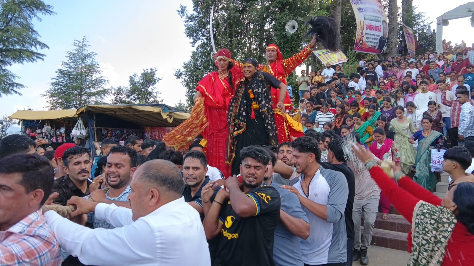 जयकारों से गूंजा देवीधार, मां भगवती के दरबार में उमड़ा आस्था का सैलाब, तीन गांवों से निकली भव्य देवी रथ शोभायात्राएं, देवी स्वरूपों के दर्शन को उमड़े हजारों श्रद्धालु; प्रवासी भी कुलदेवी के आशीर्वाद के लिए पहुंचे।
