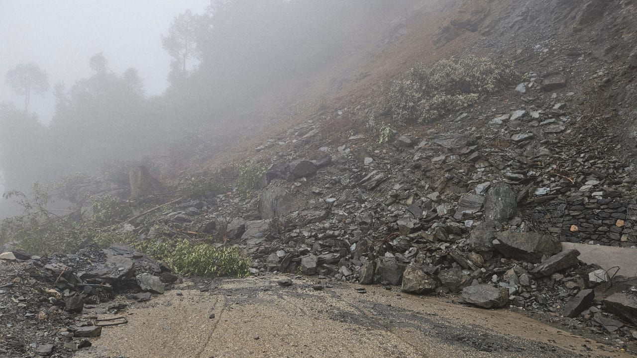 मूसलाधार बारिश से राईआगर-राम मंदिर बोरानी मार्ग बाधित, ग्रामीणों की पहल से यातायात बहाली की कवायद।