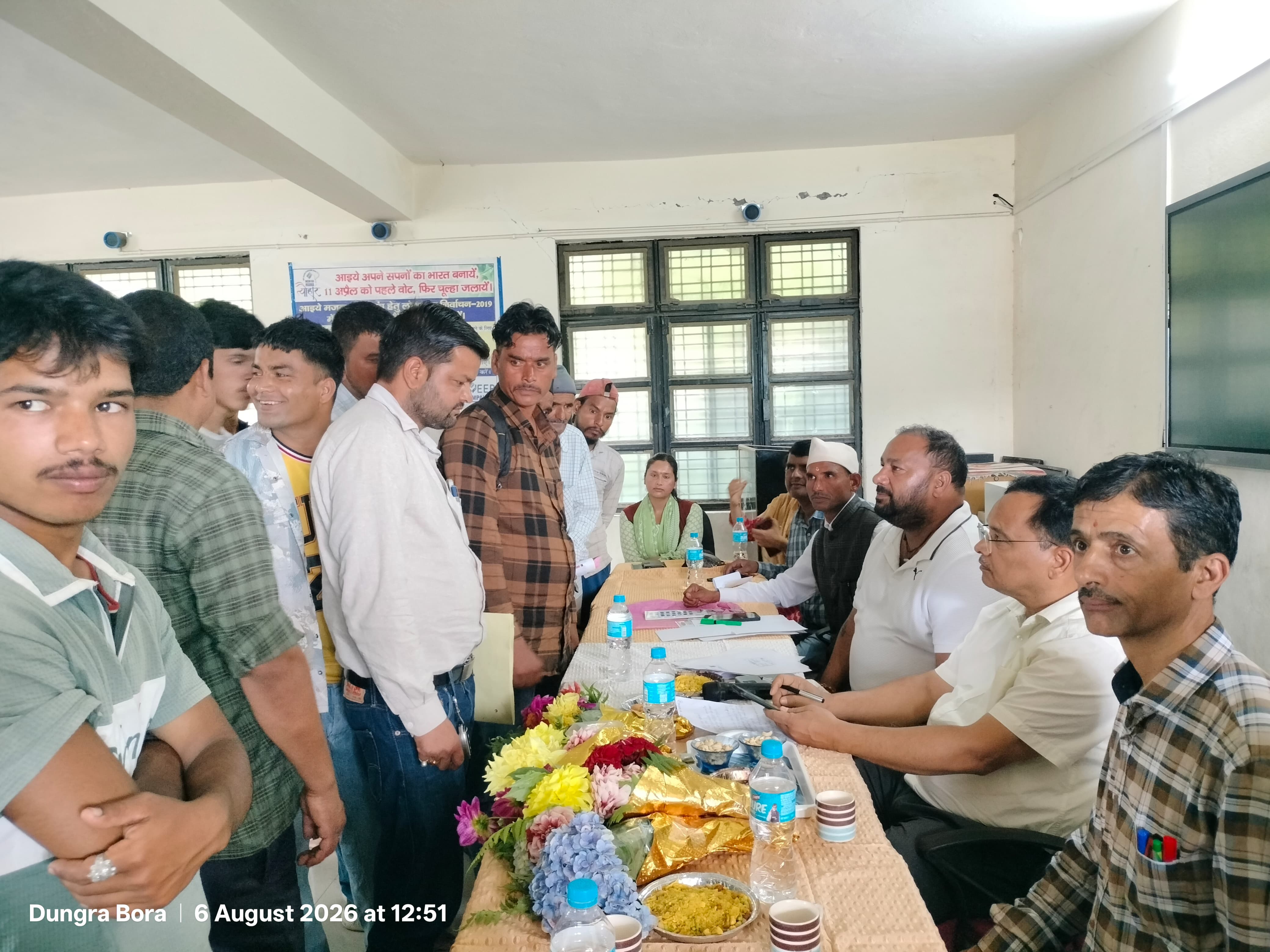 सरकार जनता के द्वार पहुँची नेपाल सीमा के डूंगरा बोरा, सीडीओ डॉ. जी.एस. खाती ने मौके पर निपटाईं 45 समस्याएं।