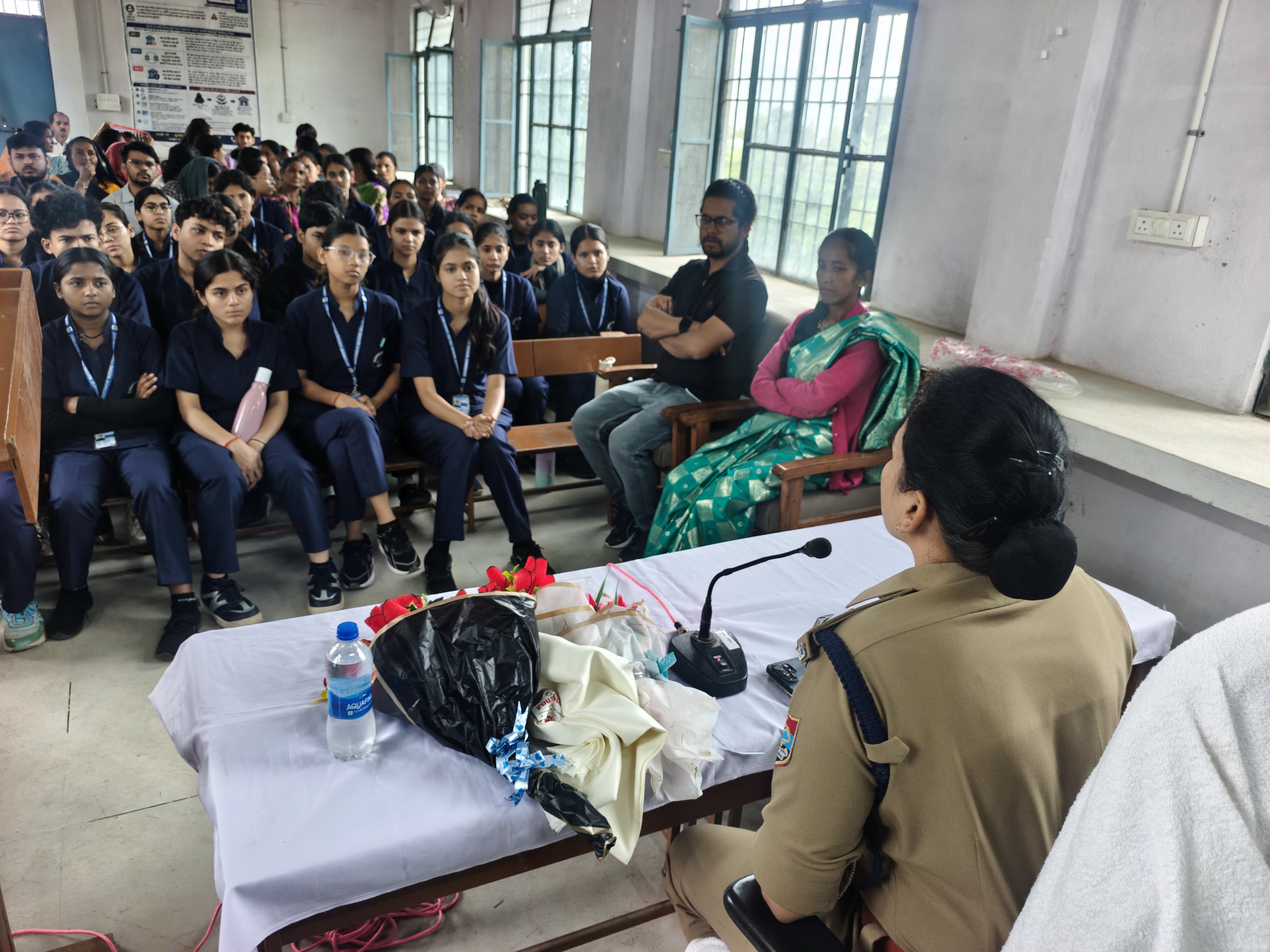 पुलिस की पाठशाला में छात्रों को साइबर सुरक्षा और महिला सुरक्षा का पाठ