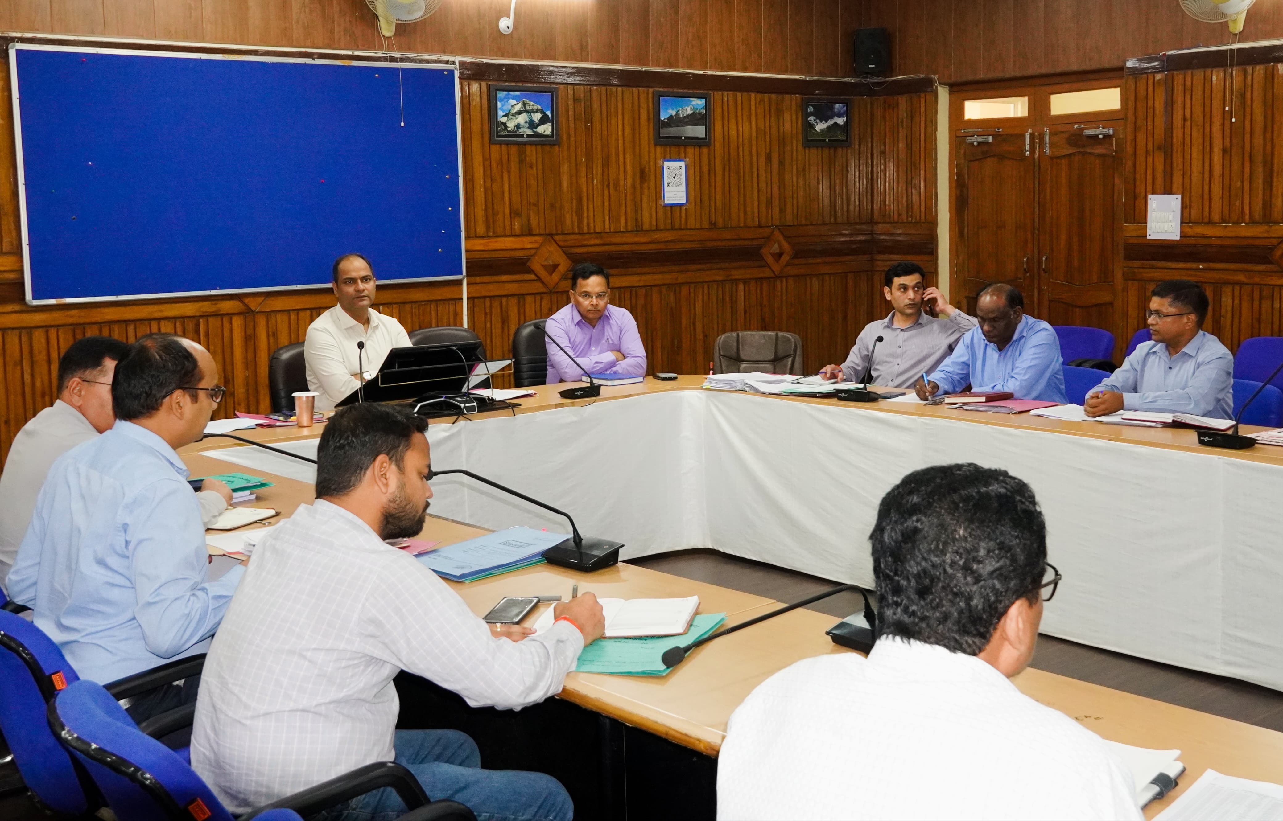 दूरस्थ क्षेत्रों में मजबूत होगा मोबाइल नेटवर्क, डीएम ने टेलीकॉम कंपनियों को दिए सख्त निर्देश, भारतनेट, मोबाइल टावर और वायरलेस संचार व्यवस्था की समीक्षा, बूम, पूर्णागिरि, चूका व ठुलीगाड़ में नेटवर्क सुधार पर जोर।