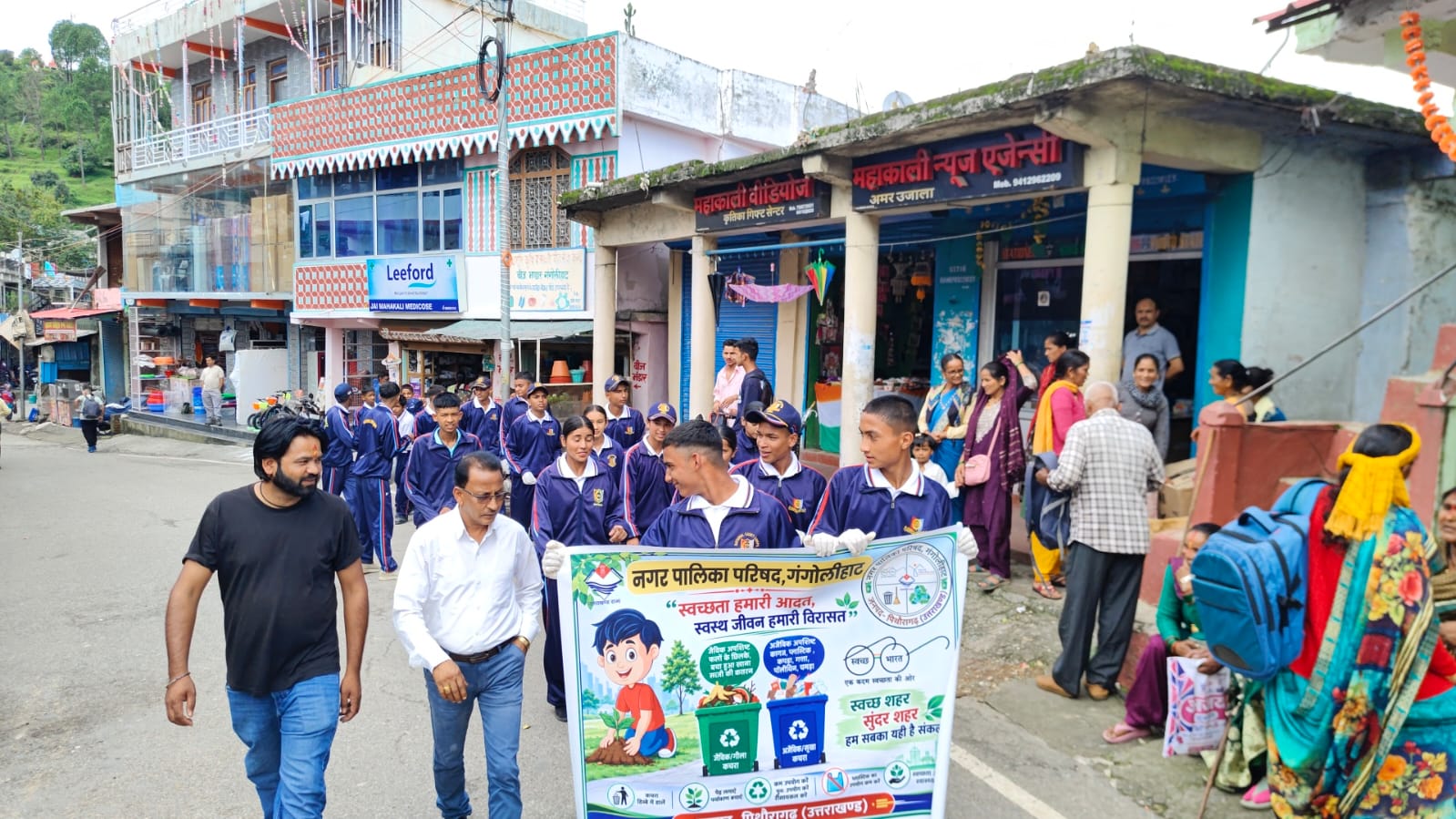 वृक्षारोपण कर सादगी से मनाया कोतवाल कैलाश जोशी ने जन्मदिन।