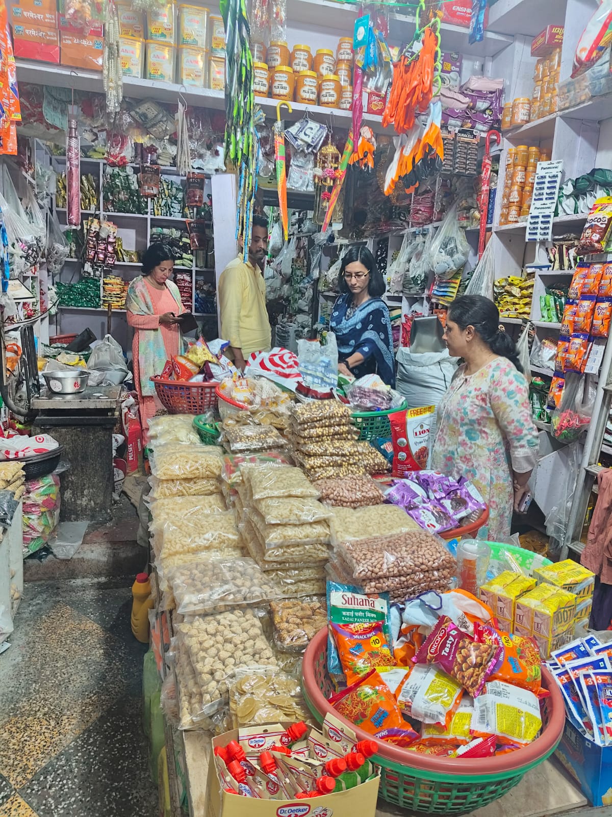 जिलाधिकारी के निर्देशों पर लोहाघाट में दुकानों एवं जनरल स्टोरों का हुआ सघन निरीक्षण।