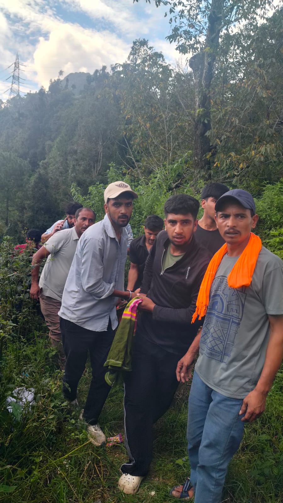 बनलेख में खाई में गिरी कार, एक की मौत; चार घायल, डीएम ने मौके पर पहुंचकर संभाला रेस्क्यू।