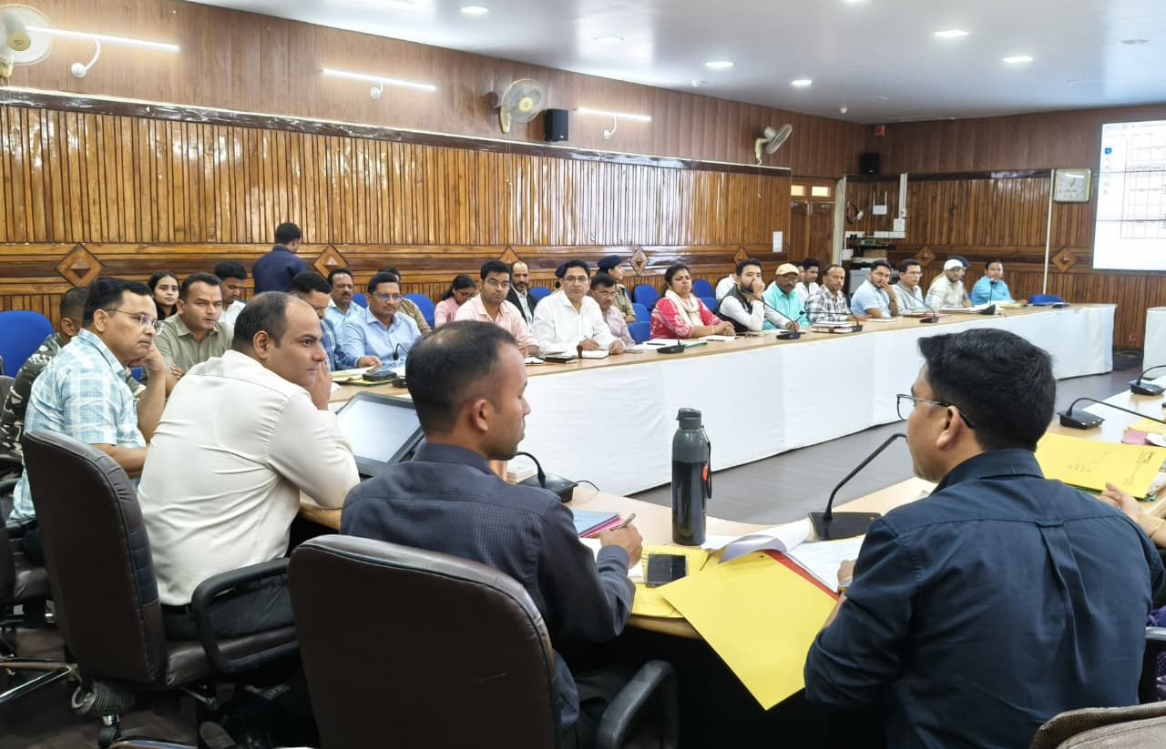 जिलाधिकारी ने सड़क सुरक्षा समिति की बैठक ली, अधिकारियों को दिए आवश्यक दिशा निर्देश।