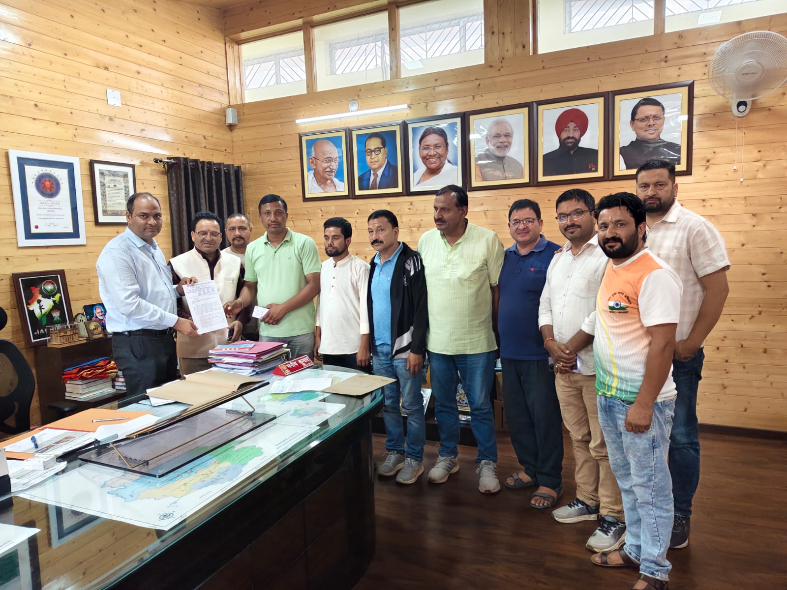आषाढ़ी वायु रथ महोत्सव की तैयारियों को लेकर डीएम से मिला समिति का प्रतिनिधिमंडल।