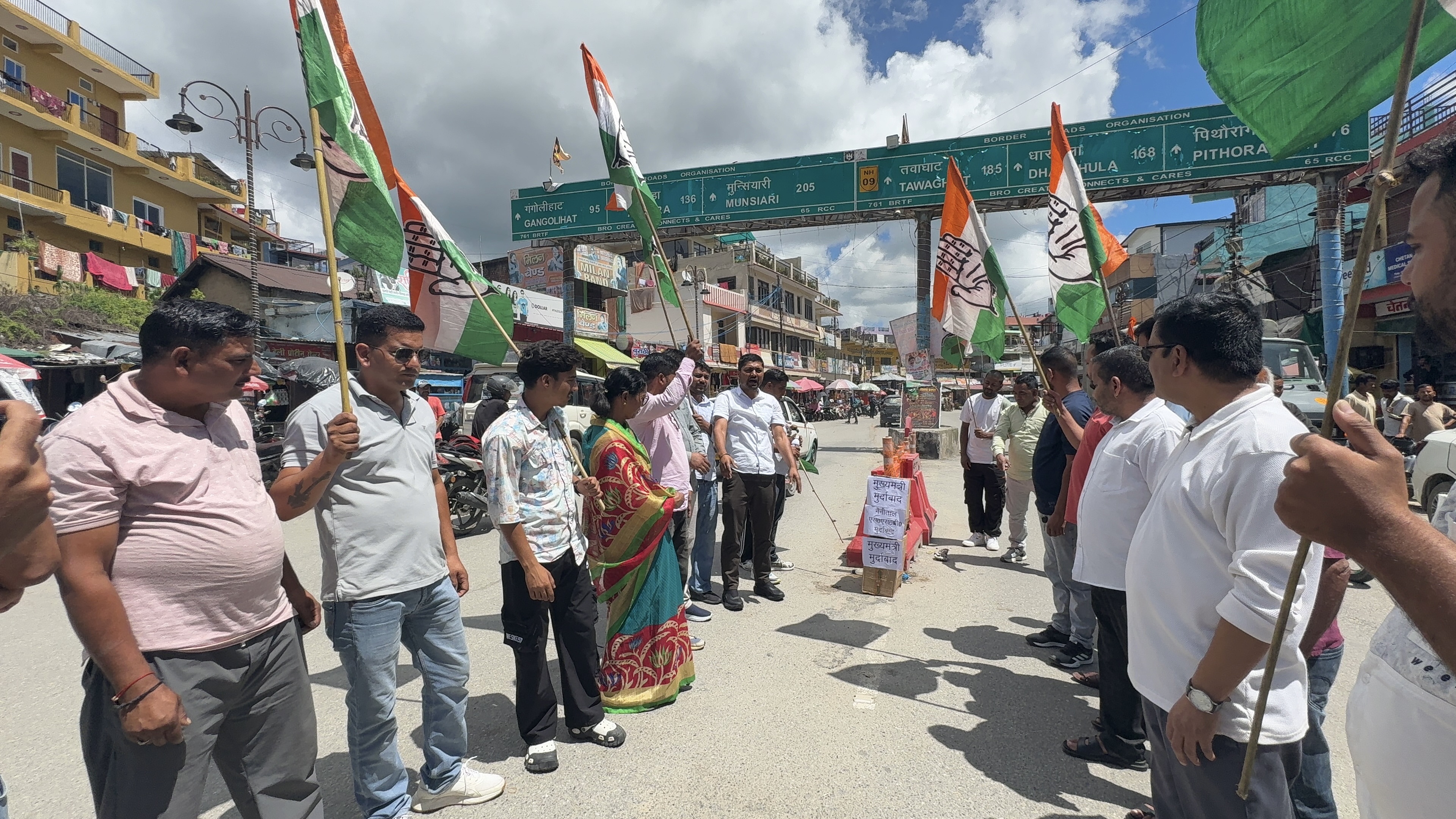कांग्रेस ने सीएम और नैनीताल एसएसपी का पुतला फूंक जताया आक्रोश।