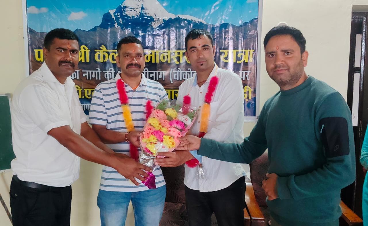 कैलाश मानसरोवर यात्रा से लौटे केएमवीएन कर्मचारियों का चौकोड़ी में कुमाऊंनी रीति-रिवाज से स्वागत