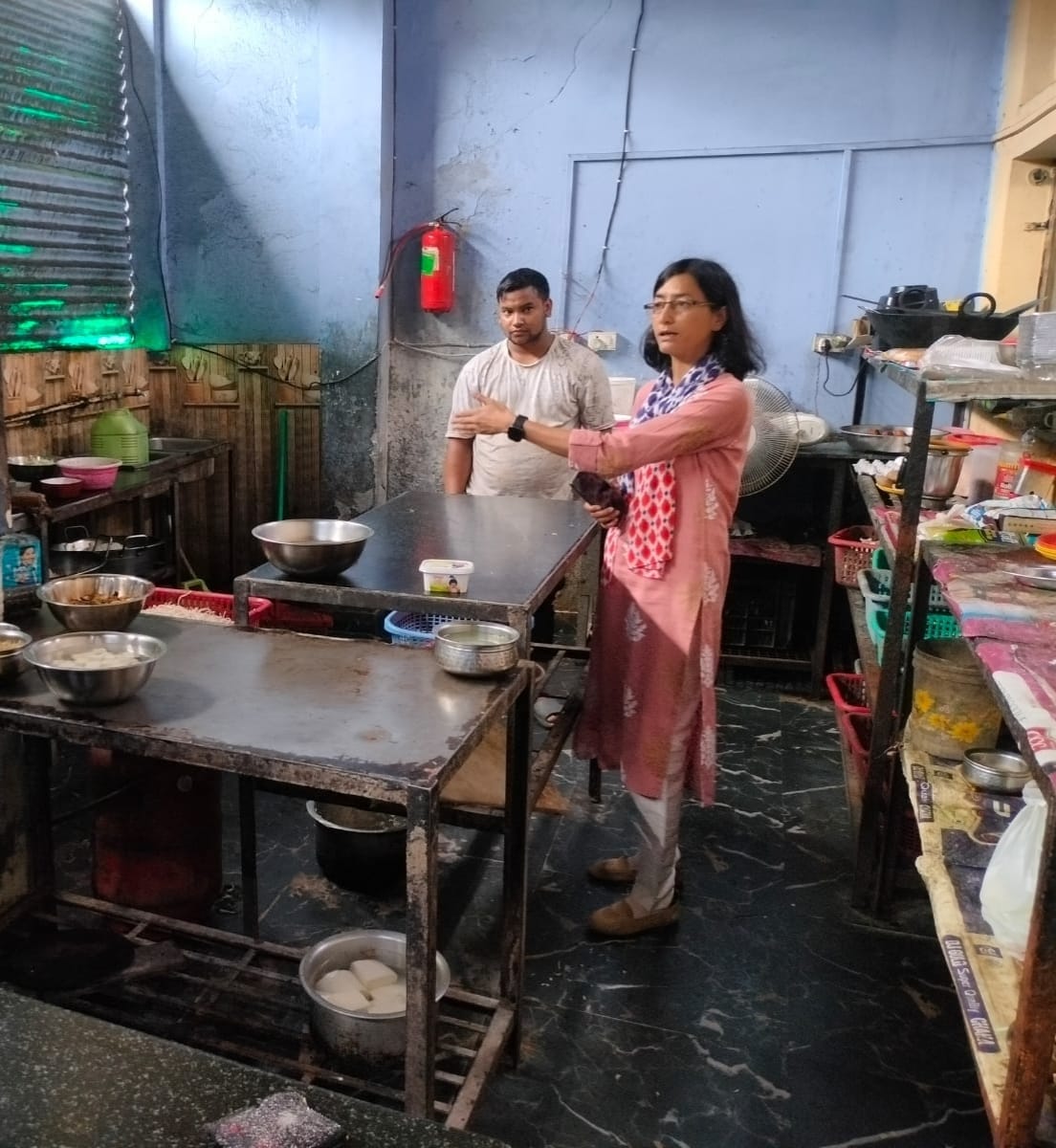 आगामी त्योहारों के मद्देनजर खाद्य सुरक्षा विभाग की कार्रवाई: चंपावत बाजार में दुकानों का निरीक्षण, पनीर व दूध के सैंपल लैब भेजे गए।