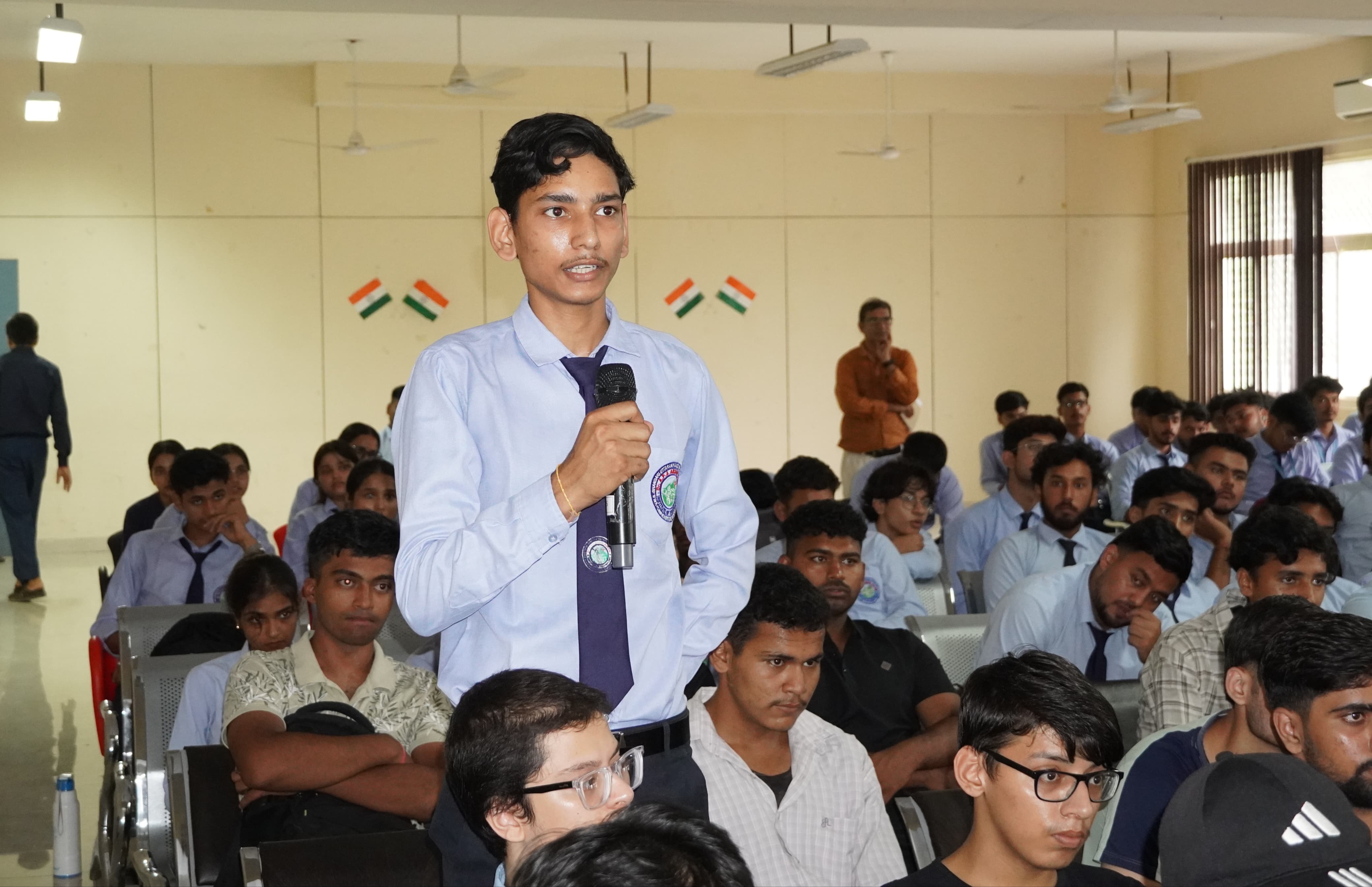 टनकपुर में सीएम धामी के कार्यक्रम की तैयारियों का डीएम ने लिया जायजा, इंजीनियरिंग छात्रों को दिए सफलता के मंत्र।