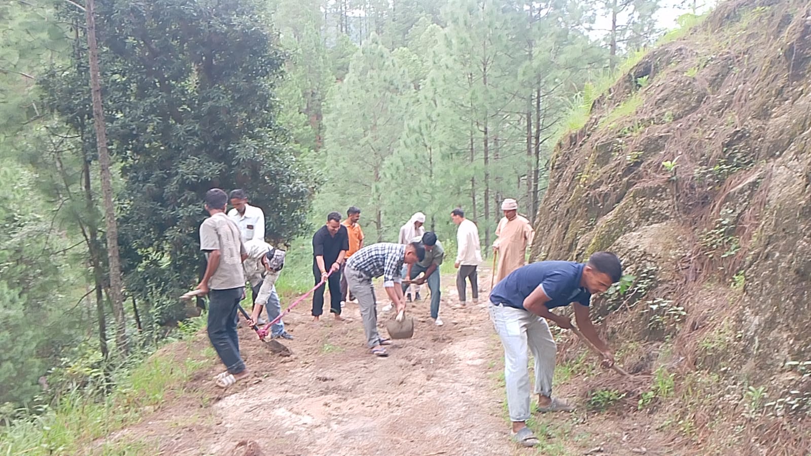 रक्षाबंधन पर ग्रामीणों ने खुद खोली सड़क, प्रशासन की मशीनरी का इंतजार रहा बेकार।