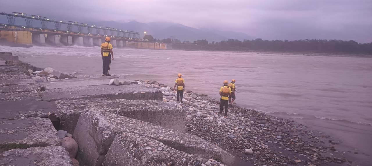 नेपाल में भीषण आपदा के चलते चम्पावत जिला प्रशासन सतर्क: SDRF टीम टनकपुर हाई अलर्ट पर, शारदा बैराज एवं घाटों पर बढ़ाई गई निगरानी