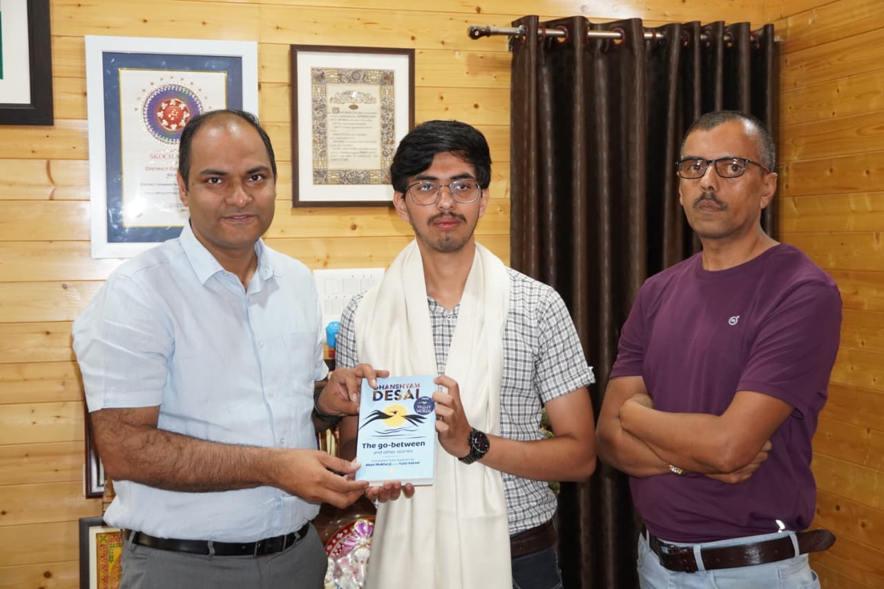 NEET में सफलता हासिल कर भुवनेश जोशी ने बढ़ाया चम्पावत का मान, जिलाधिकारी ने पुस्तक भेंटकर किया सम्मानित, उज्ज्वल भविष्य की दी शुभकामनाएं।