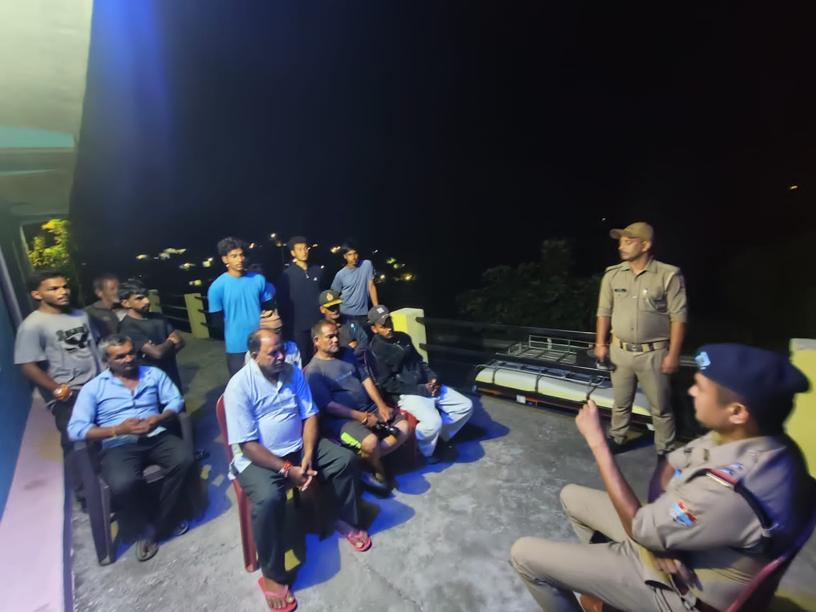 सीमांत गांवों में सुरक्षा का भरोसा, थाना तामली पुलिस ने लगाई रात्रि चौपाल
