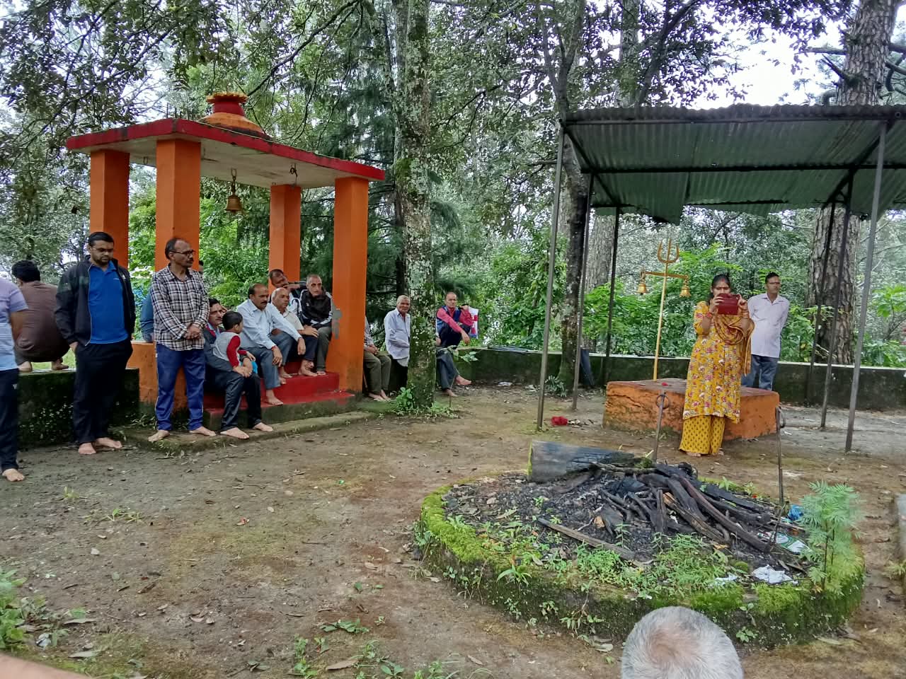 खितोली गांव के कालसिंण मंदिर में भागवत कथा की तैयारियों को लेकर बैठक आयोजित।