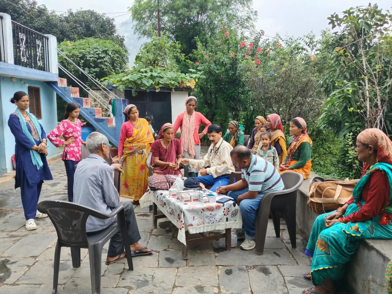 पड़ासोसेरा गांव में वायरल फीवर की शिकायत पर स्वास्थ्य शिविर, 45-50 लोग बुखार से पीड़ित मिले।