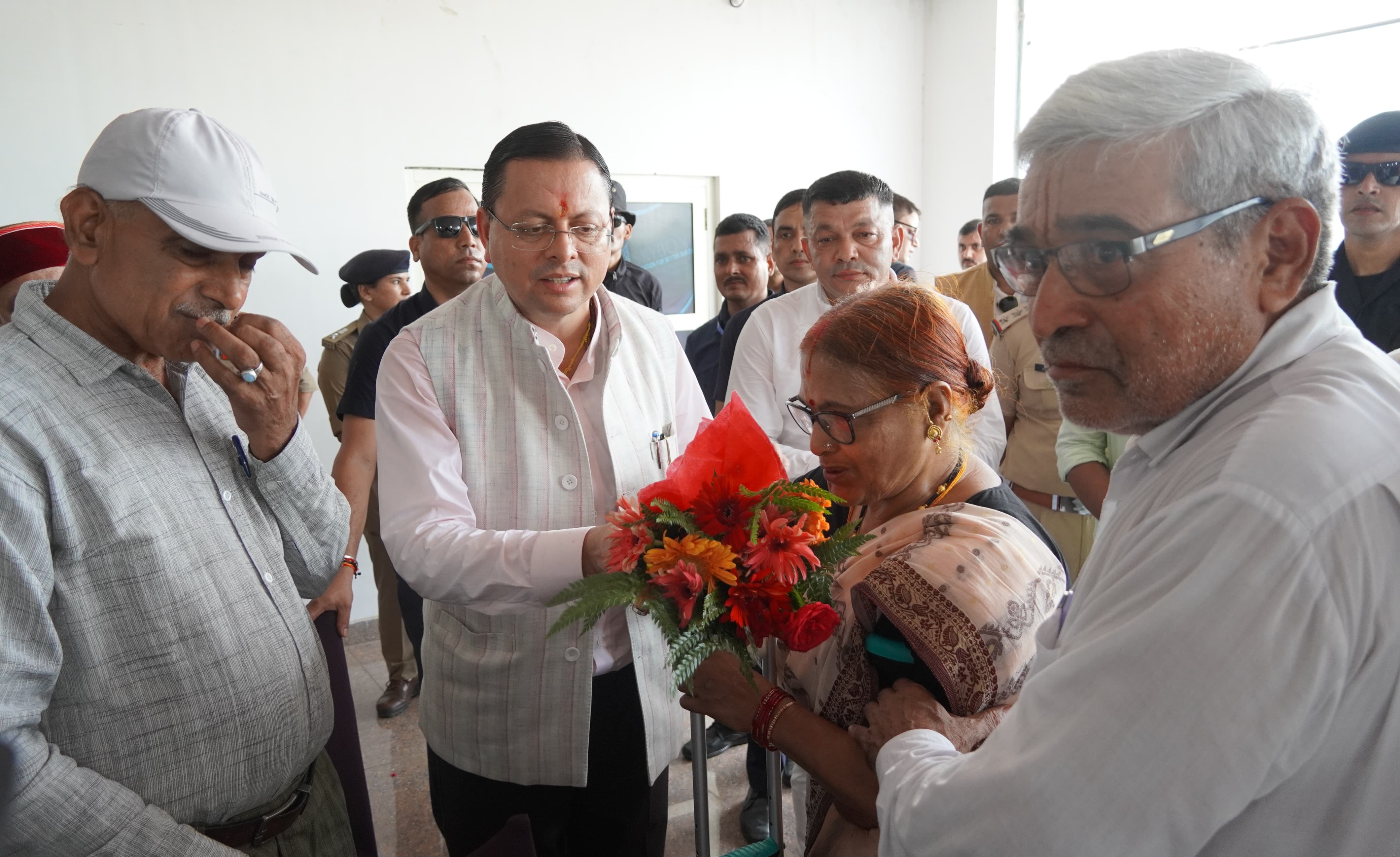 बनबसा में मुख्यमंत्री धामी ने प्रबुद्धजनों से किया संवाद, विकास कार्यों पर लिए सुझाव।