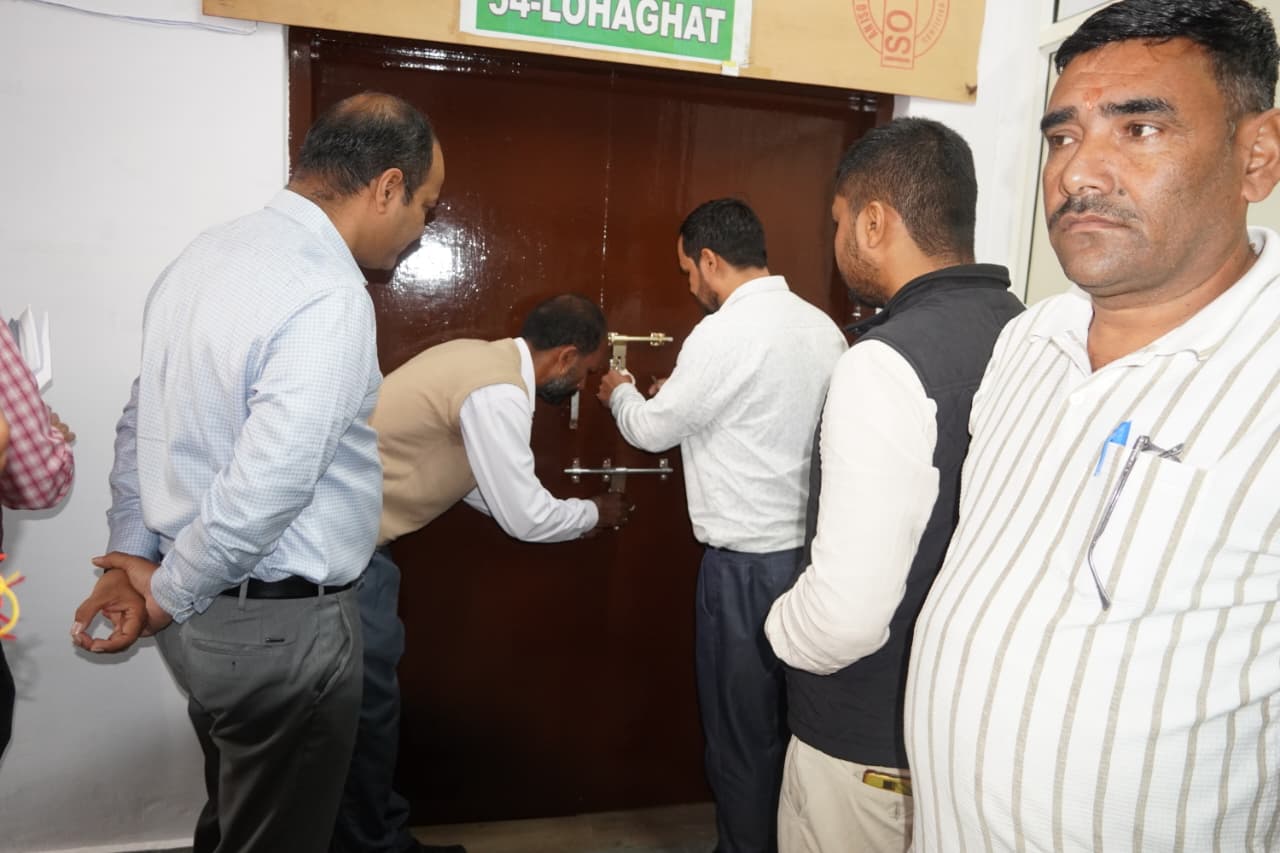 डबल लॉक में सुरक्षित मिलीं ईवीएम और वीवीपैट मशीनें, जिलाधिकारी ने किया त्रैमासिक निरीक्षण।
