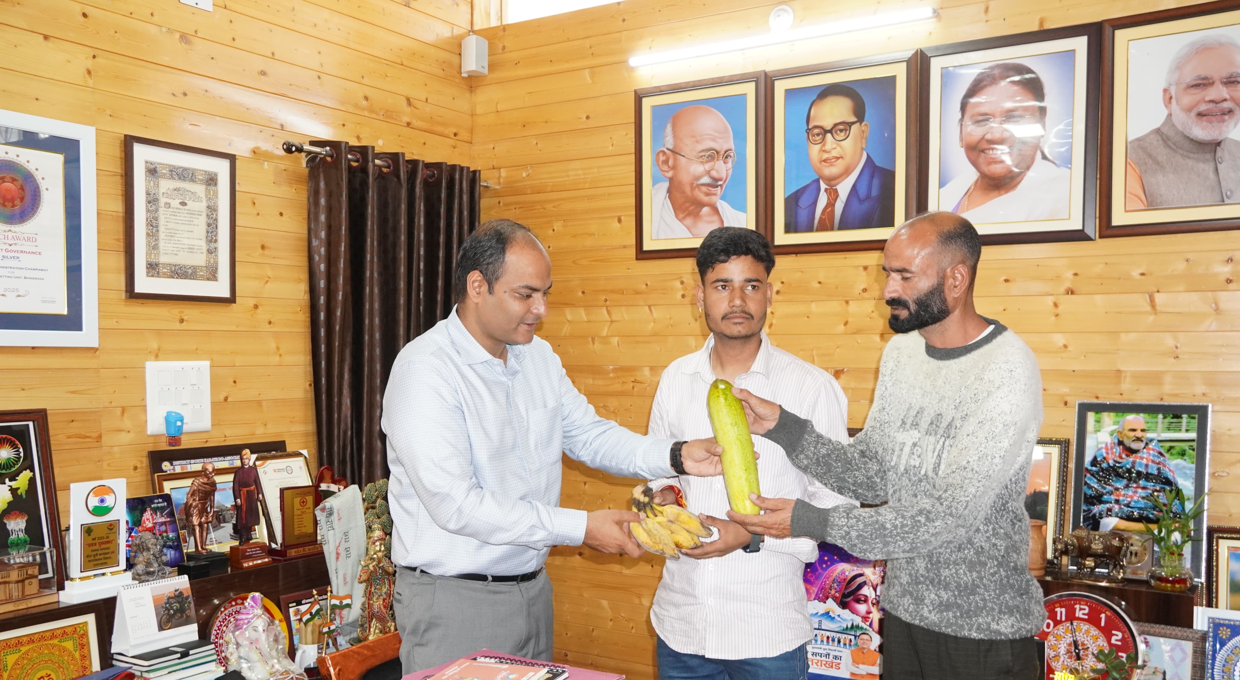 धौन के युवा किसानों ने जिलाधिकारी से की मुलाकात, फसलों की सुरक्षा और सोलर लाइट की मांग।