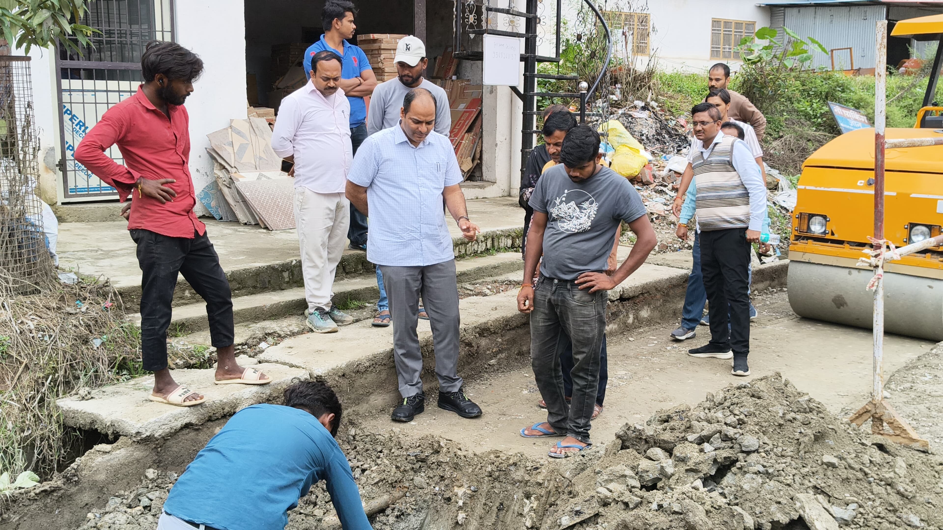 खटकाना पुल के पास पेयजल लाइन कार्य का डीएम ने किया निरीक्षण, तेजी और गुणवत्ता के साथ काम पूरा करने के निर्देश