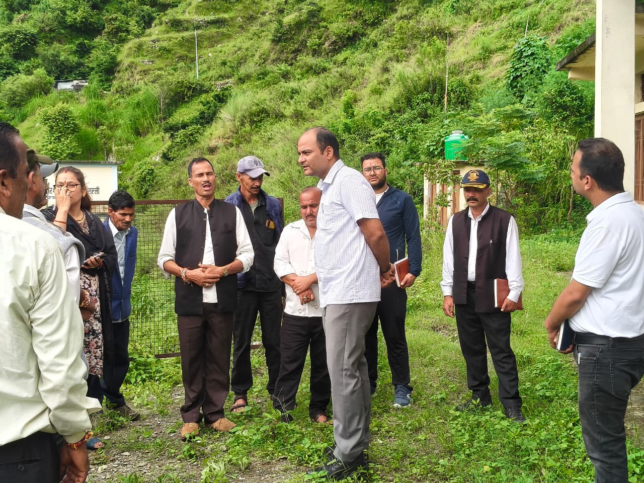 सीमांत गांव सल्ली पहुंचे डीएम, स्कूल से लेकर सड़क और पेयजल योजनाओं का लिया जायजा।