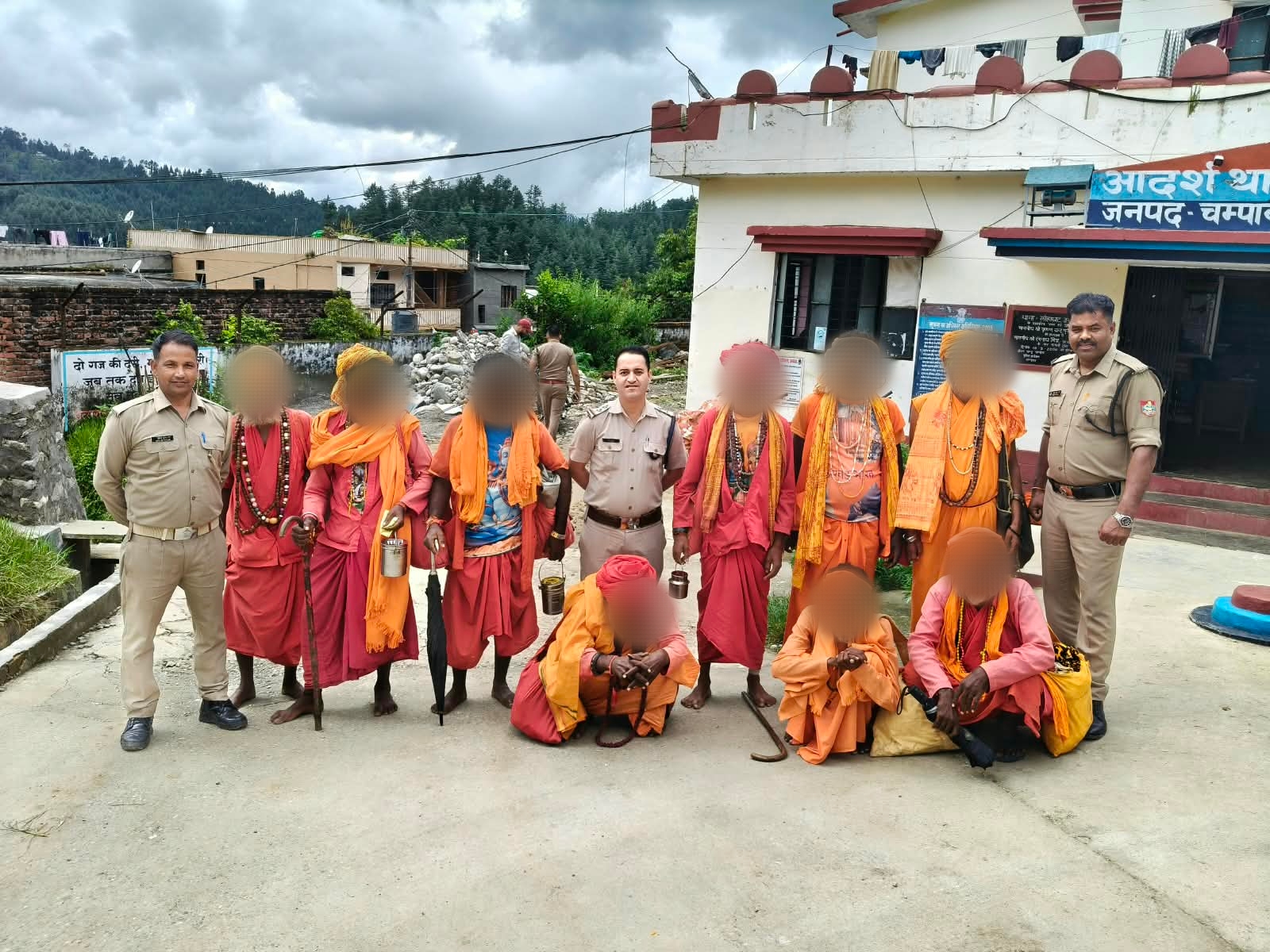जन्माष्टमी मेले में पुलिस की बड़ी कार्रवाई, साधु के भेष में घूम रहे 8 लोगों का चालान।