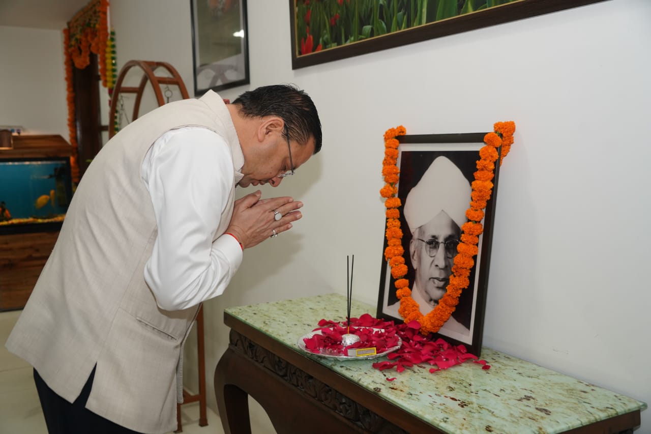 मुख्यमंत्री धामी ने डॉ. राधाकृष्णन को श्रद्धासुमन अर्पित कर किया भावपूर्ण स्मरण।