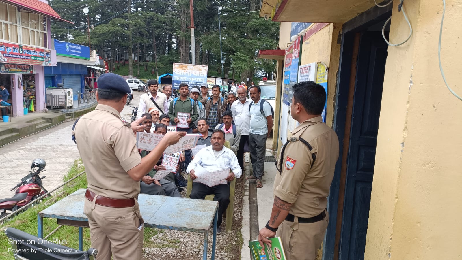 नशे के खिलाफ चम्पावत पुलिस की पहल, ग्राम प्रहरियों को मानस पोर्टल की दी जानकारी।