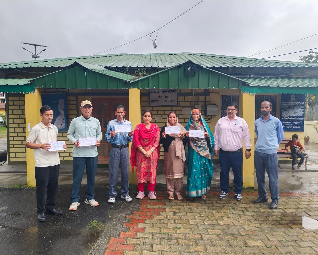 बाराकोट में आपदा प्रभावित 9 परिवारों को मिली आर्थिक सहायता, प्रति परिवार ₹6 हजार वितरित।