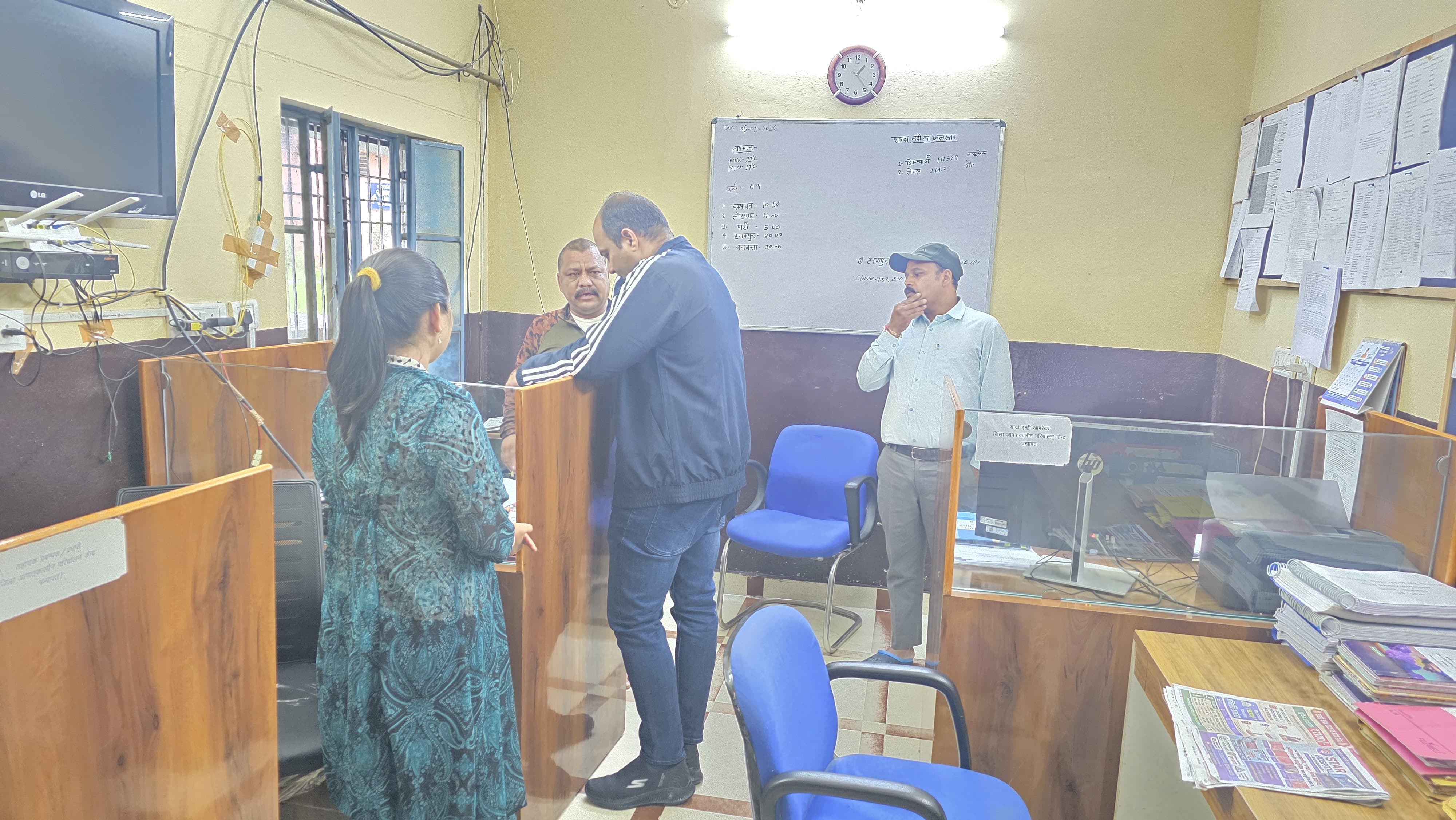जिलाधिकारी ने जिला आपदा परिचालन केंद्र का किया औचक निरीक्षण, 24 घंटे अलर्ट रहने के निर्देश।
