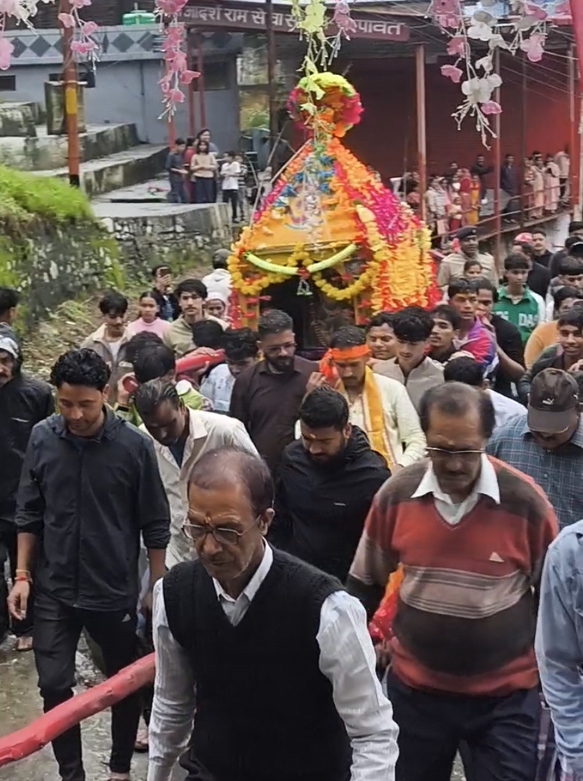 भारी बारिश भी नहीं रोक सकी भक्तों की आस्था, फूलडोल मेले में उमड़ा जनसैलाब।