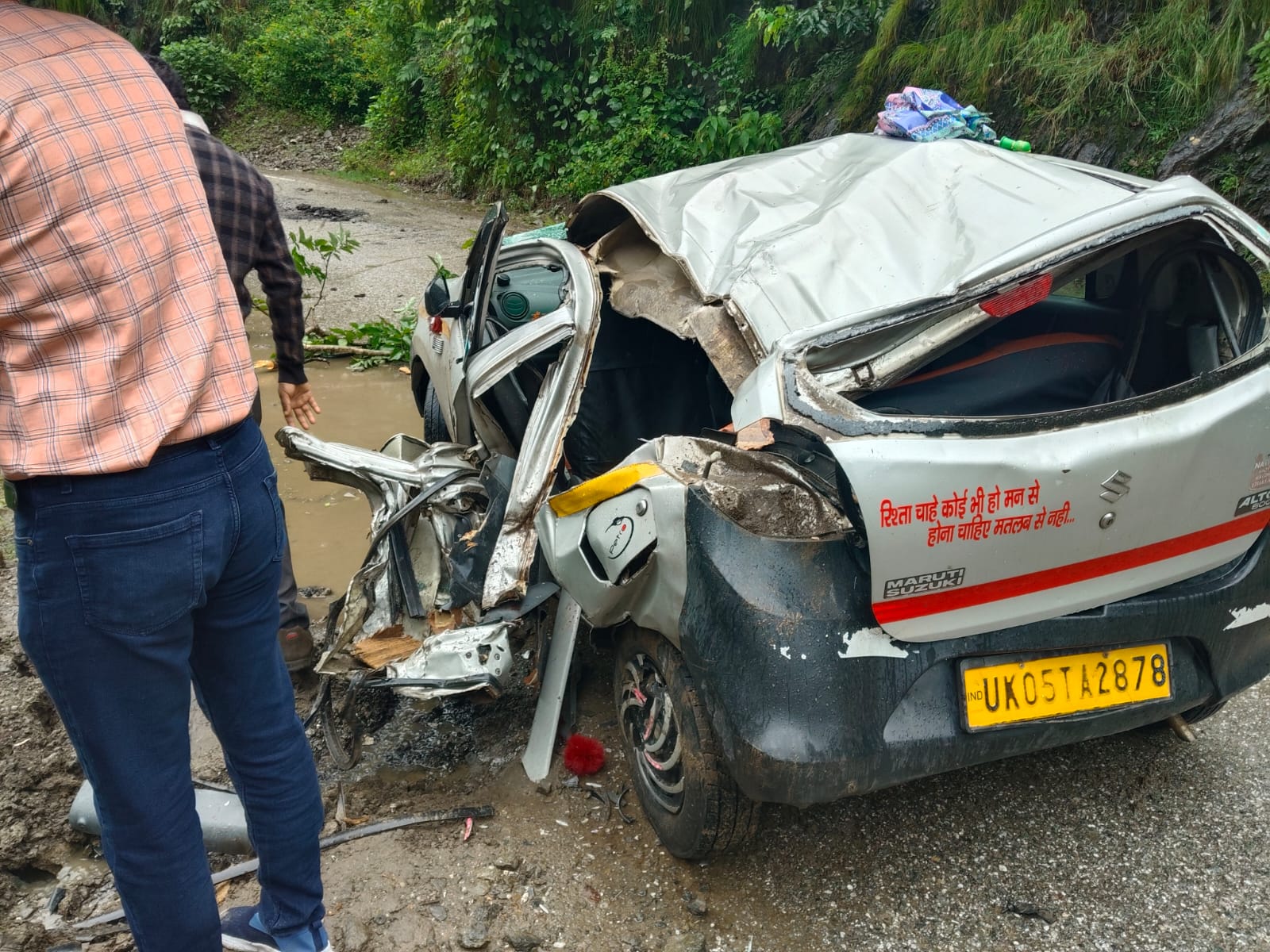 चंपावत में पहाड़ी से कार पर गिरा विशाल बोल्डर: एक की मौत, चार गंभीर घायल; सरयू किनारे फंसे लोगों का जोखिम भरा रेस्क्यू