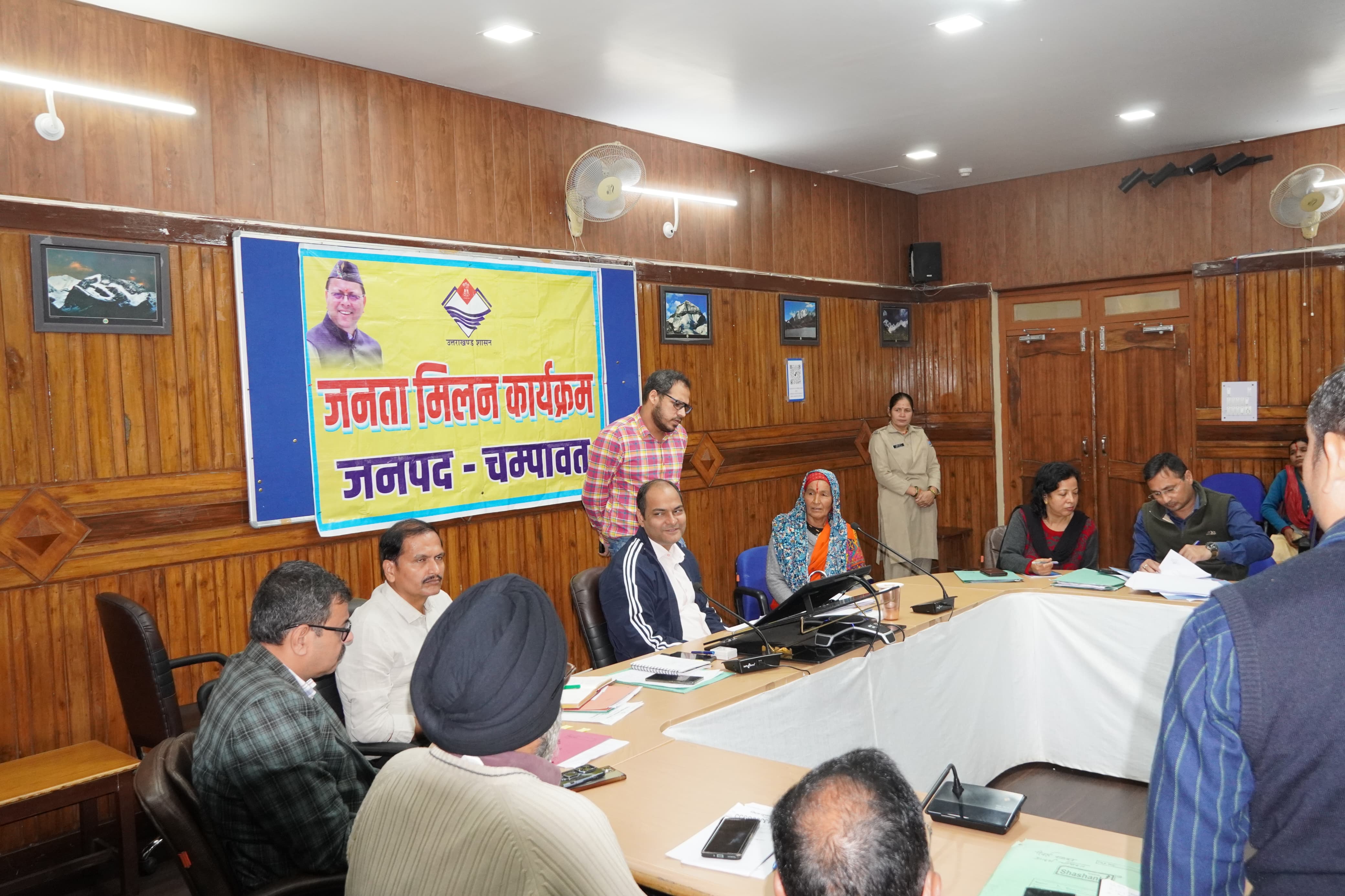 जनता मिलन में डीएम ने सुनीं 65 शिकायतें, अधिकारियों को समयबद्ध निस्तारण के निर्देश।