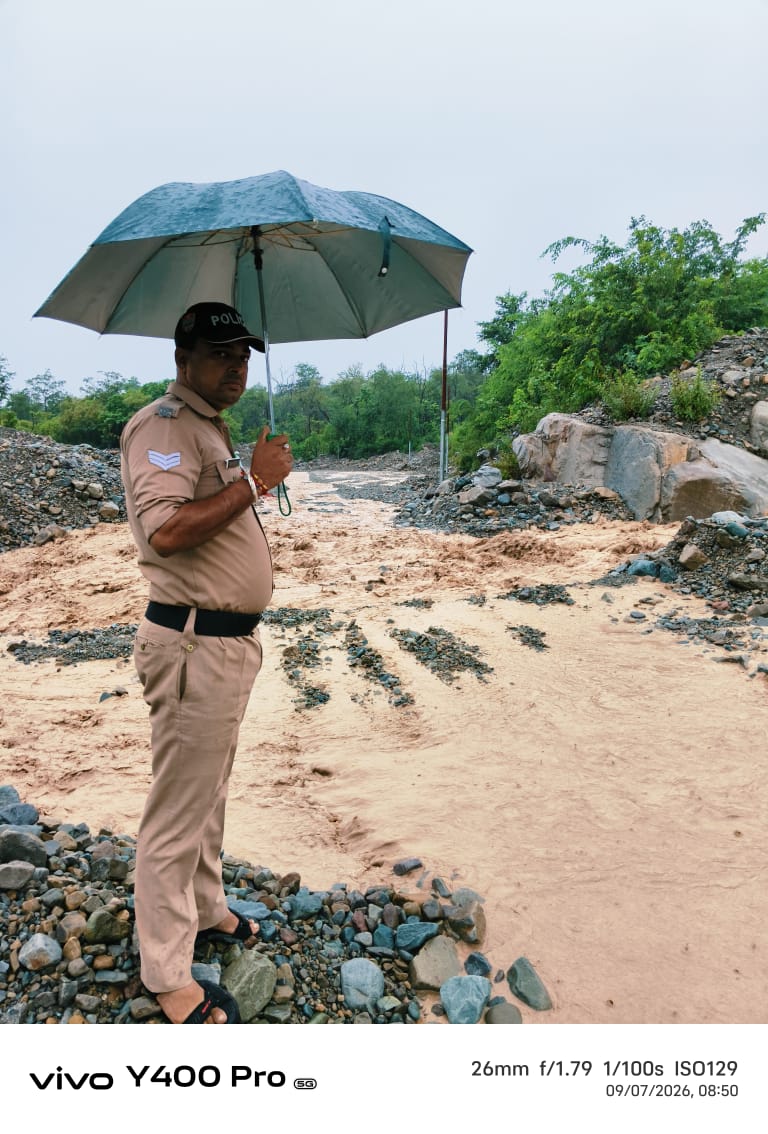 मूसलाधार बारिश में भी मुस्तैद चम्पावत पुलिस, संवेदनशील क्षेत्रों में कड़ी निगरानी।