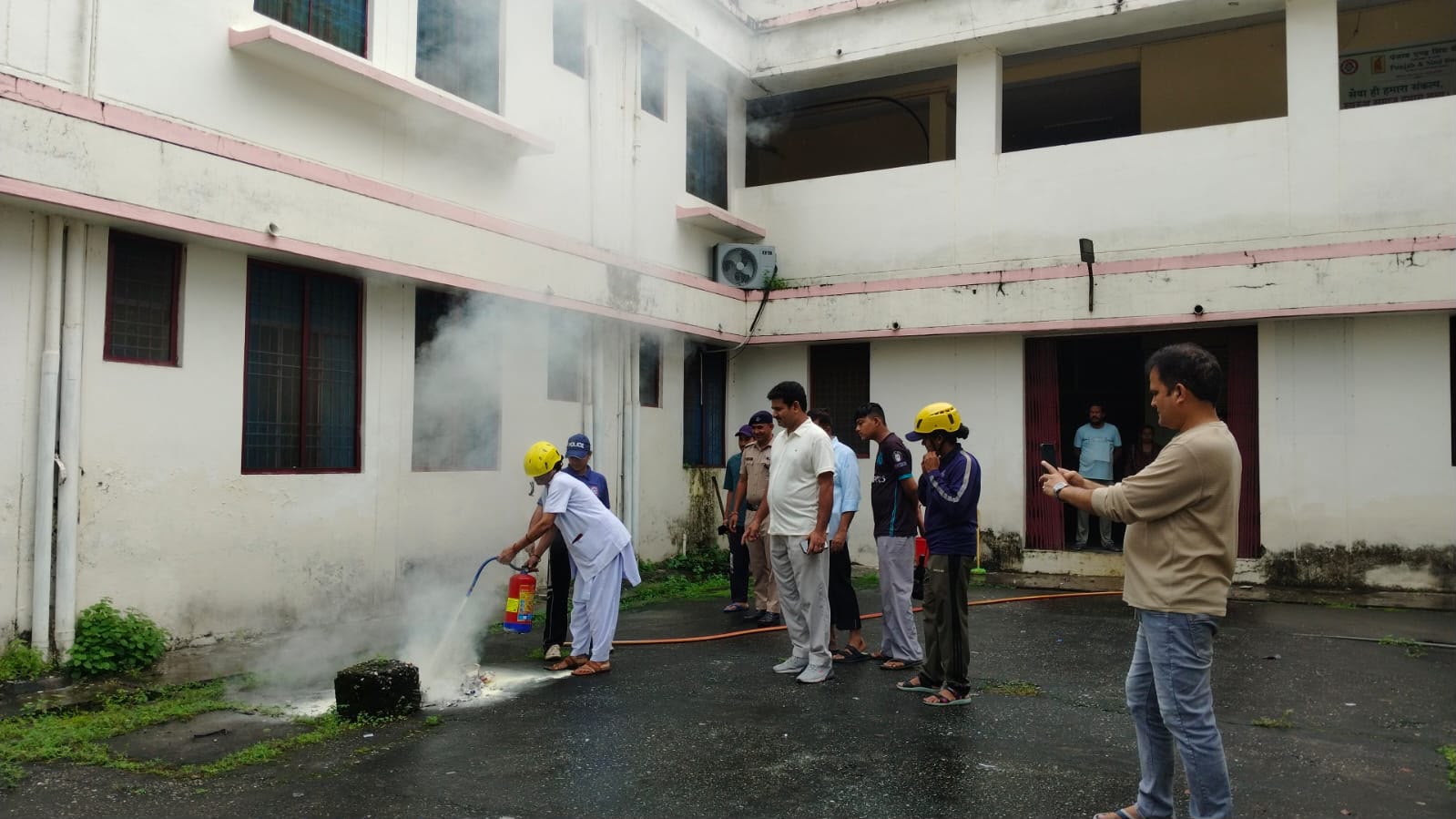 उपजिला चिकित्सालय टनकपुर में मॉक ड्रिल, आग लगने पर त्वरित बचाव का किया अभ्यास, फायर सर्विस टीम ने आग पर काबू पाने और झुलसी महिला को सुरक्षित निकालने का किया प्रदर्शन