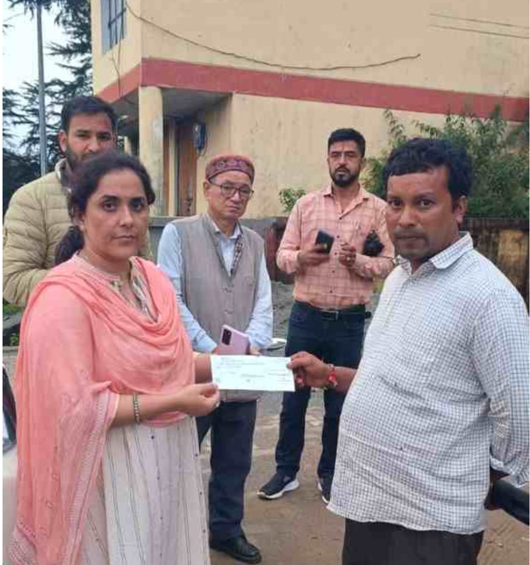 घाट-पनार मार्ग हादसा: मृतक के परिजनों को प्रशासन ने दी 4 लाख रुपये की सहायता