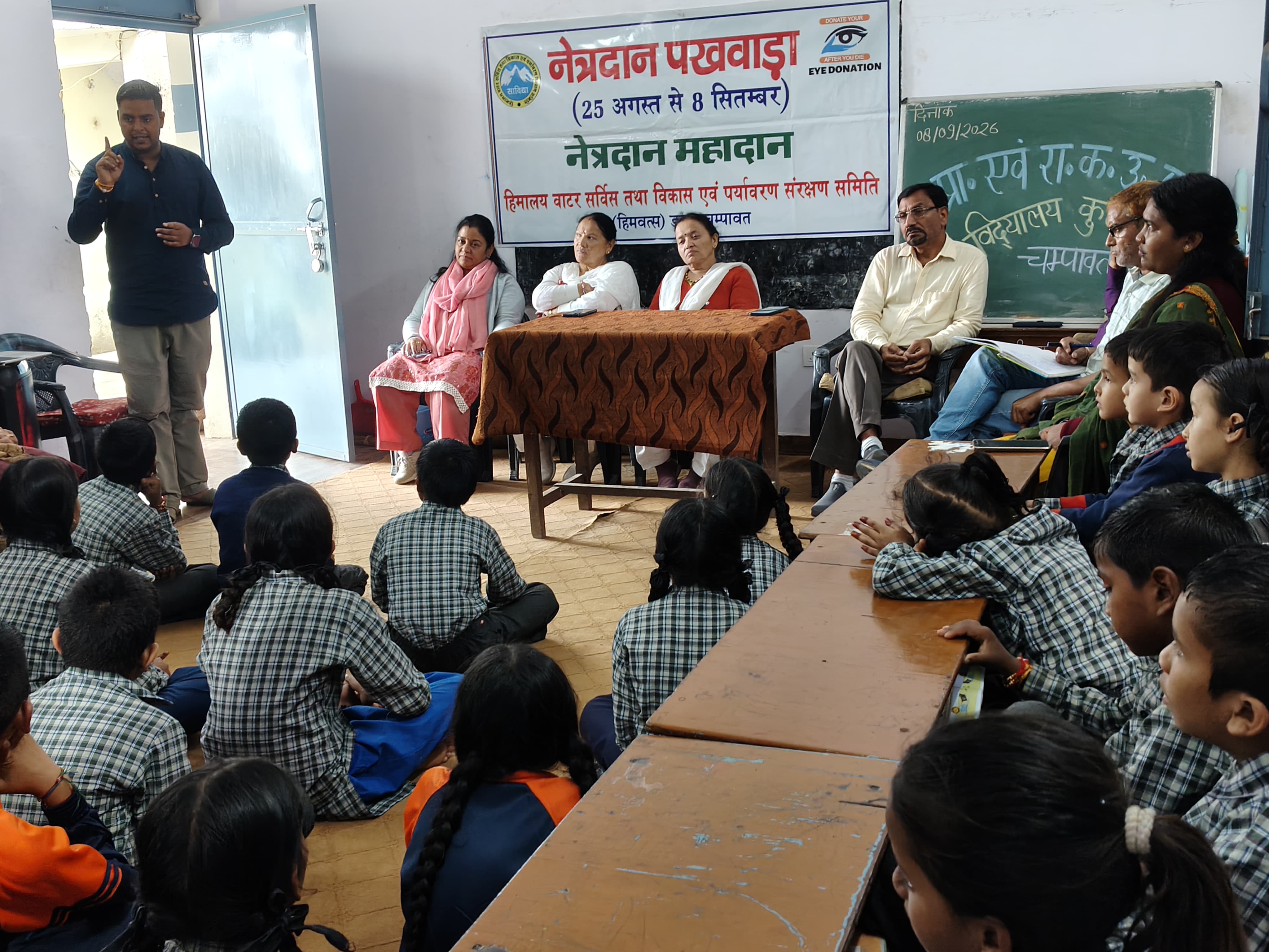 नेत्रदान से रोशन होंगी दो जिंदगियां, कुलेठी में बच्चों को दिखाई आंखों की सुरक्षा पर फिल्म।