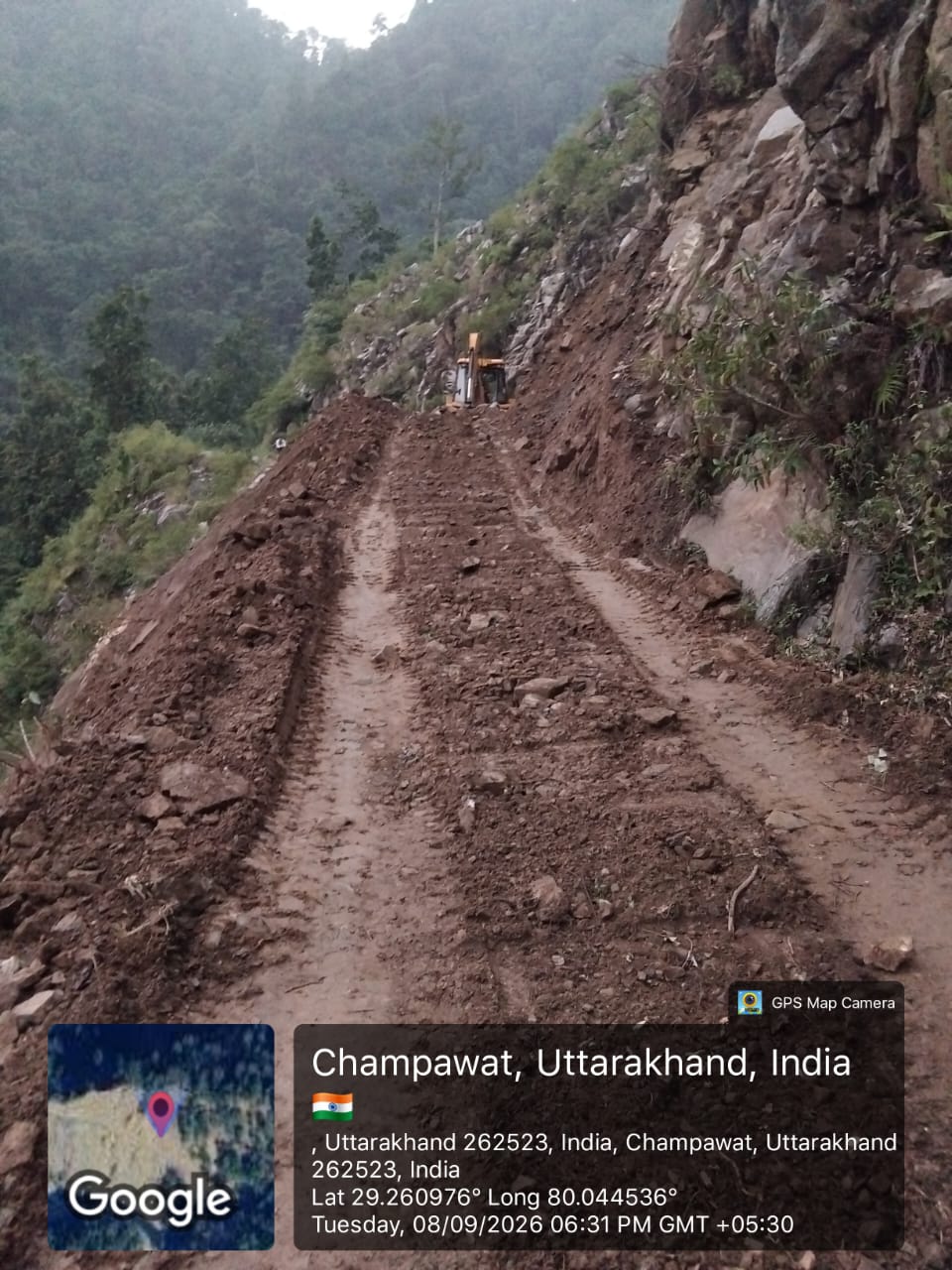 बारिश के बाद चम्पावत में नालियों की सफाई और मलबा हटाने का काम तेज।