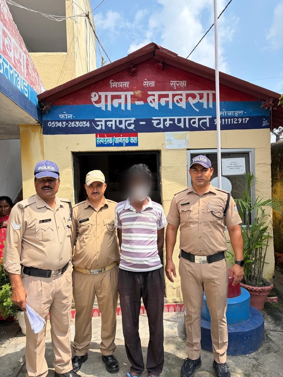 बनबसा में दुकान की आड़ में चल रहा था नशे का कारोबार, बदायूं का व्यक्ति गिरफ्तार, बैग रिपेयरिंग की दुकान पर पुलिस की छापेमारी, प्रतिबंधित व नशीली दवाओं की खेप बरामद।