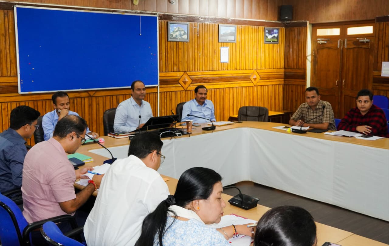 वन भूमि हस्तांतरण के लंबित प्रकरणों की जिलाधिकारी ने की समीक्षा।