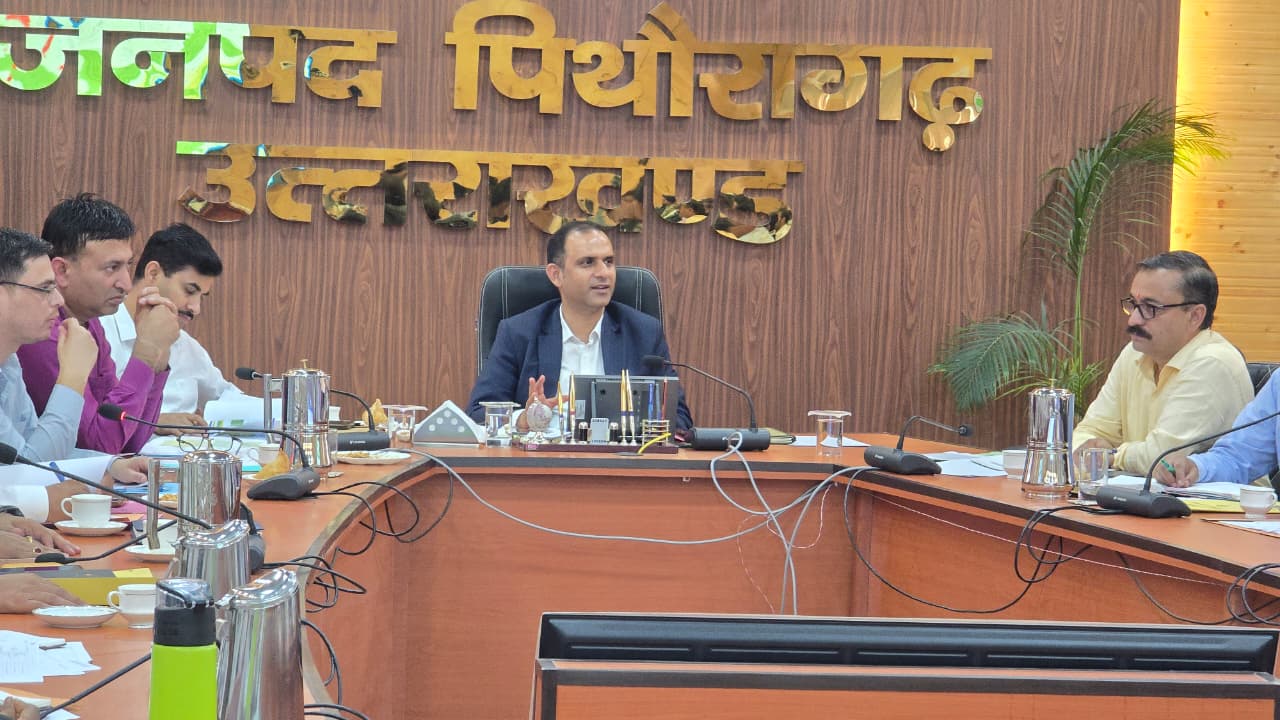 जिला योजना, 20 एवं 25-सूत्रीय कार्यक्रम, मुख्यमंत्री घोषणाओं तथा सीएम हेल्पलाइन की प्रगति की जिलाधिकारी ने की व्यापक समीक्षा
