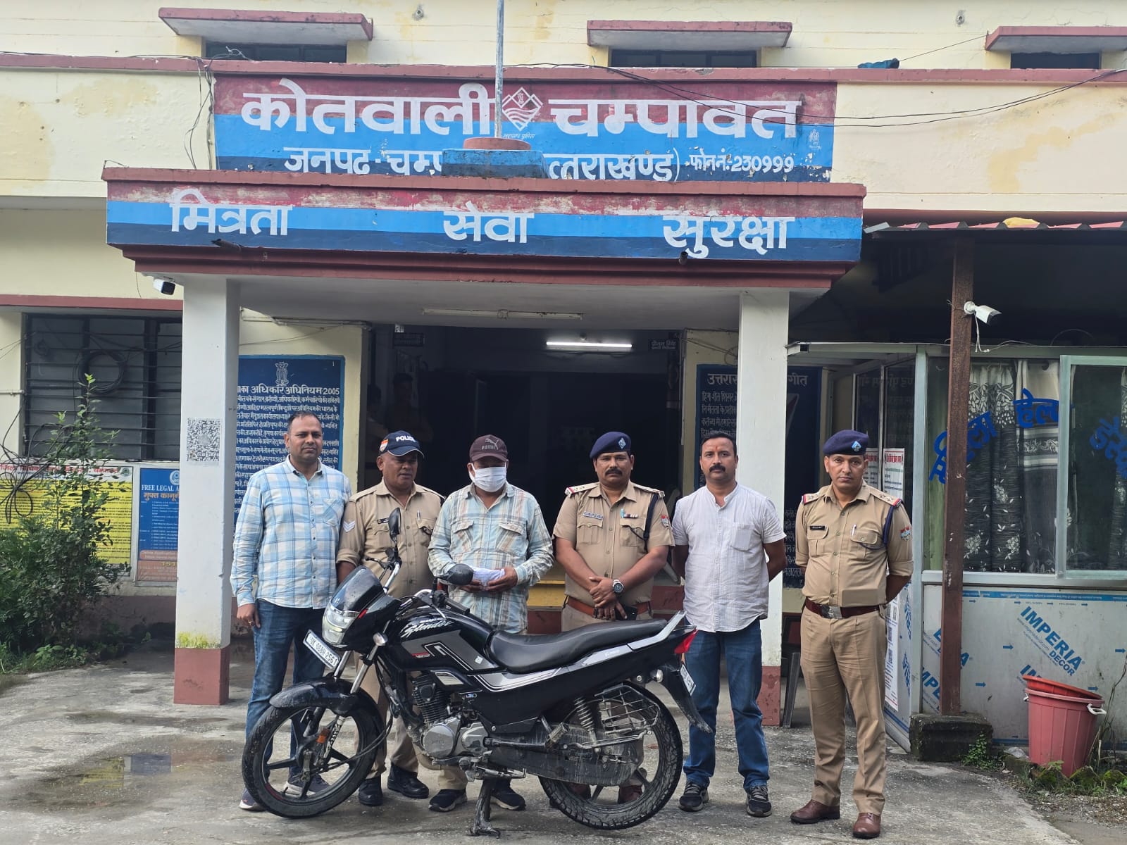396 ग्राम चरस के साथ तस्कर गिरफ्तार, मोटरसाइकिल भी बरामद।