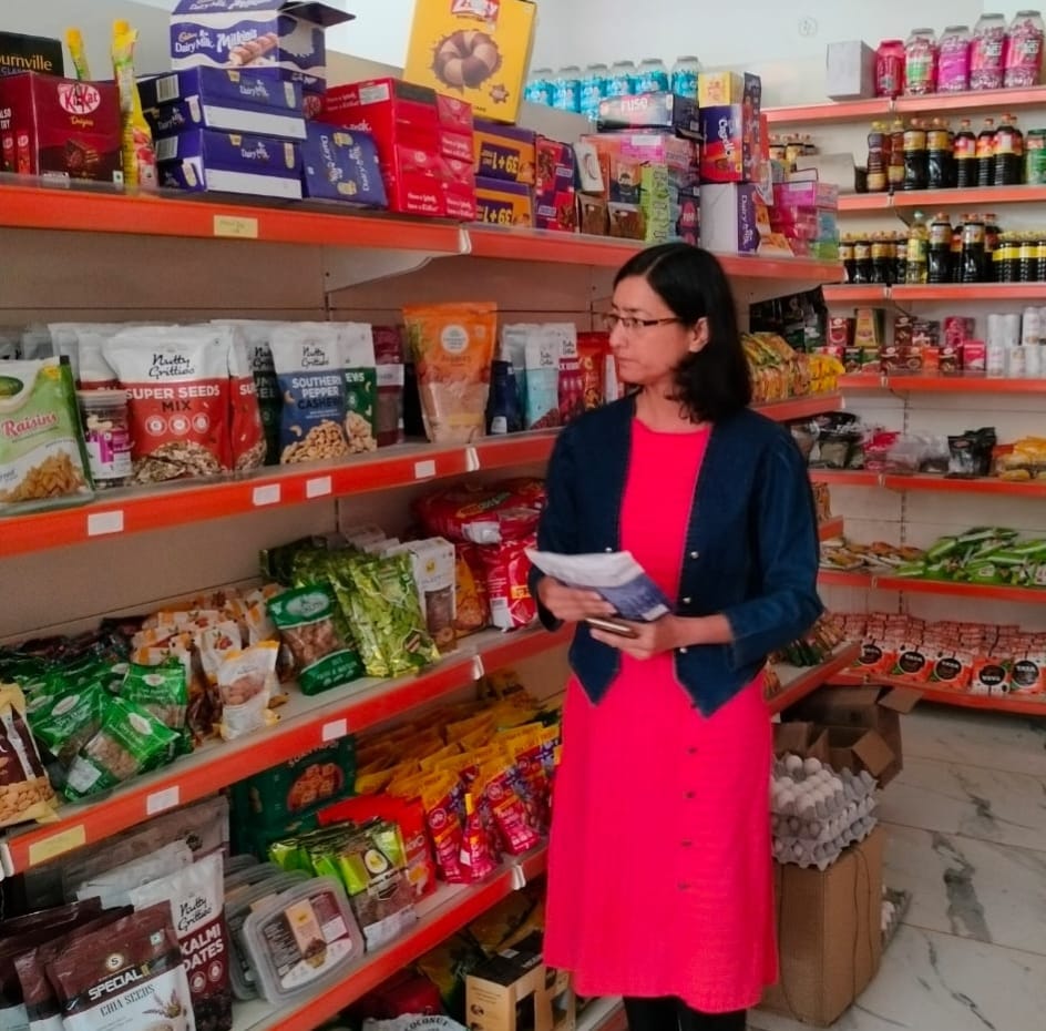 छतार में किराना दुकानों और भोजनालयों का निरीक्षण, सूजी-सेवई के नमूने जांच को भेजे।