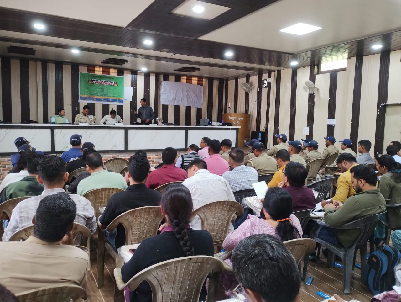जंगलों की आग पर कार्यशाला, जंगलों की आग से सिमट रहे वन, बचाव के लिए विभागों को एकजुट होने की जरूरत।