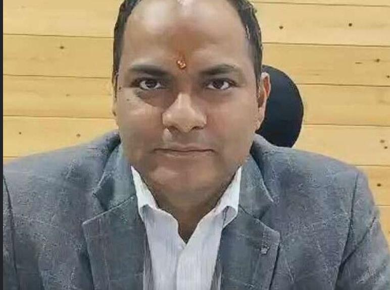 सड़क दुर्घटनाओं में मदद करने वाले होते हैं महामानव, जिलाधिकारी।